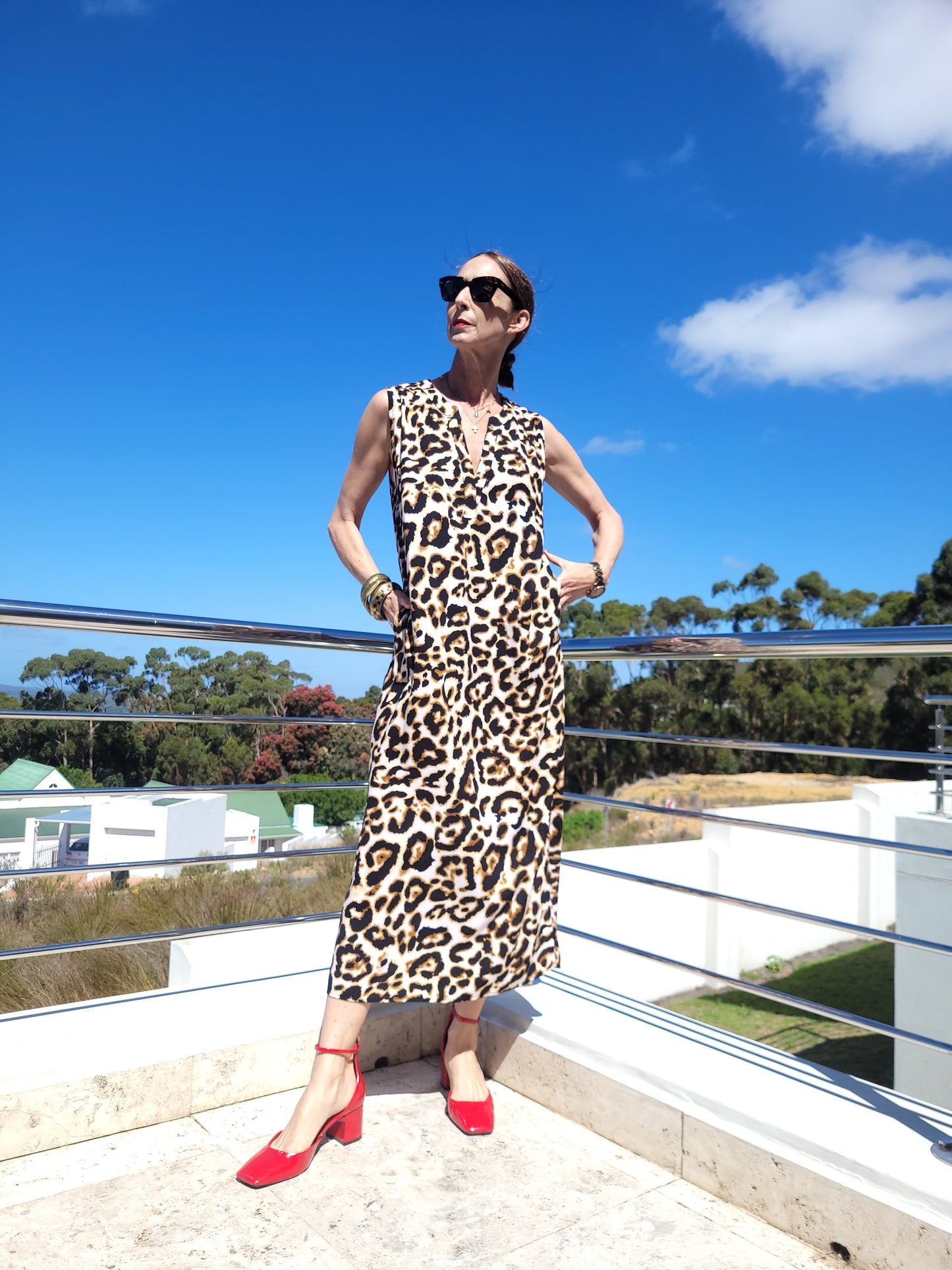 Carina sleeveless dress with mandarin collar, side slits and pockets