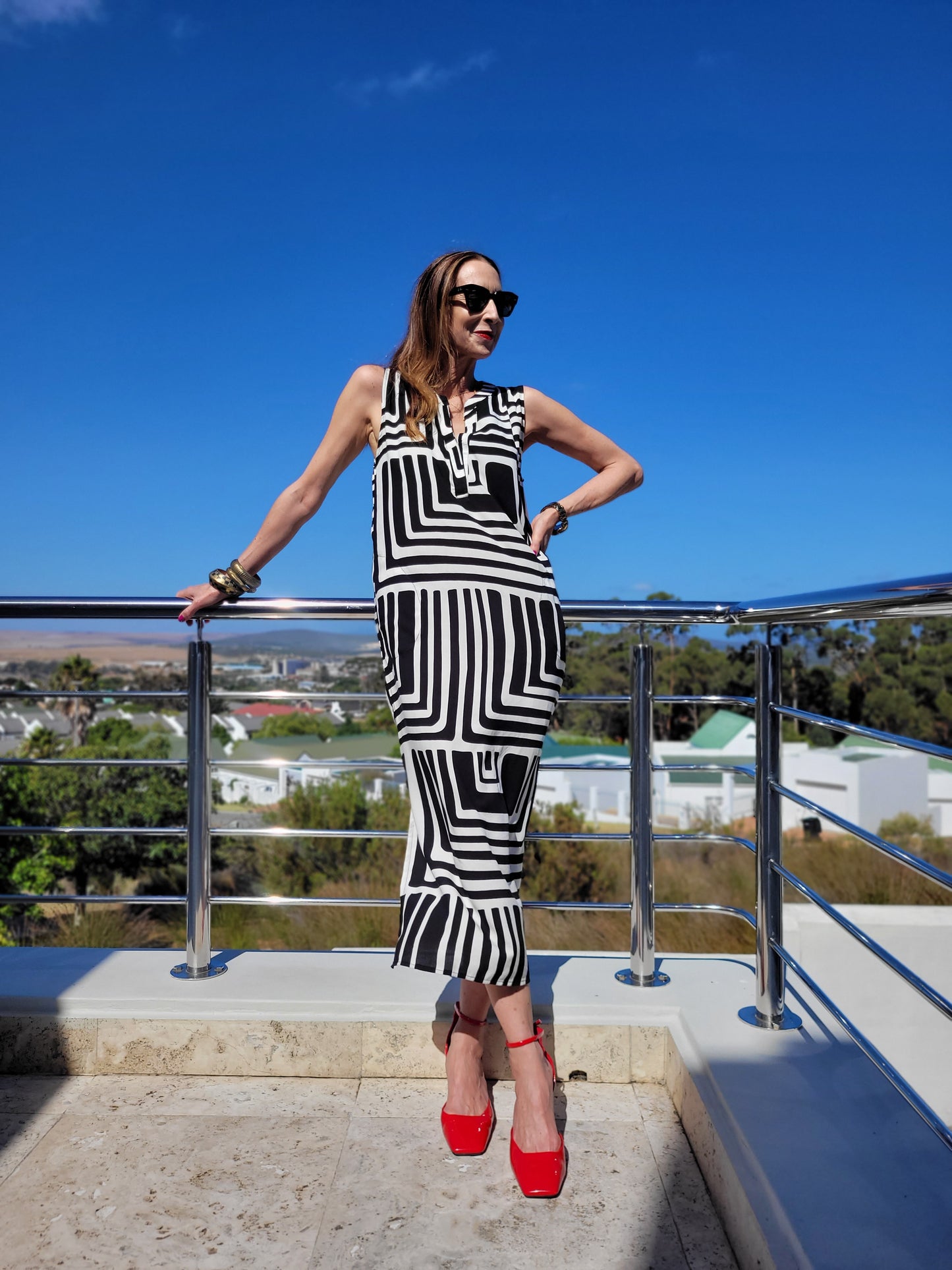 Carina sleeveless dress with mandarin collar, side slits and pockets