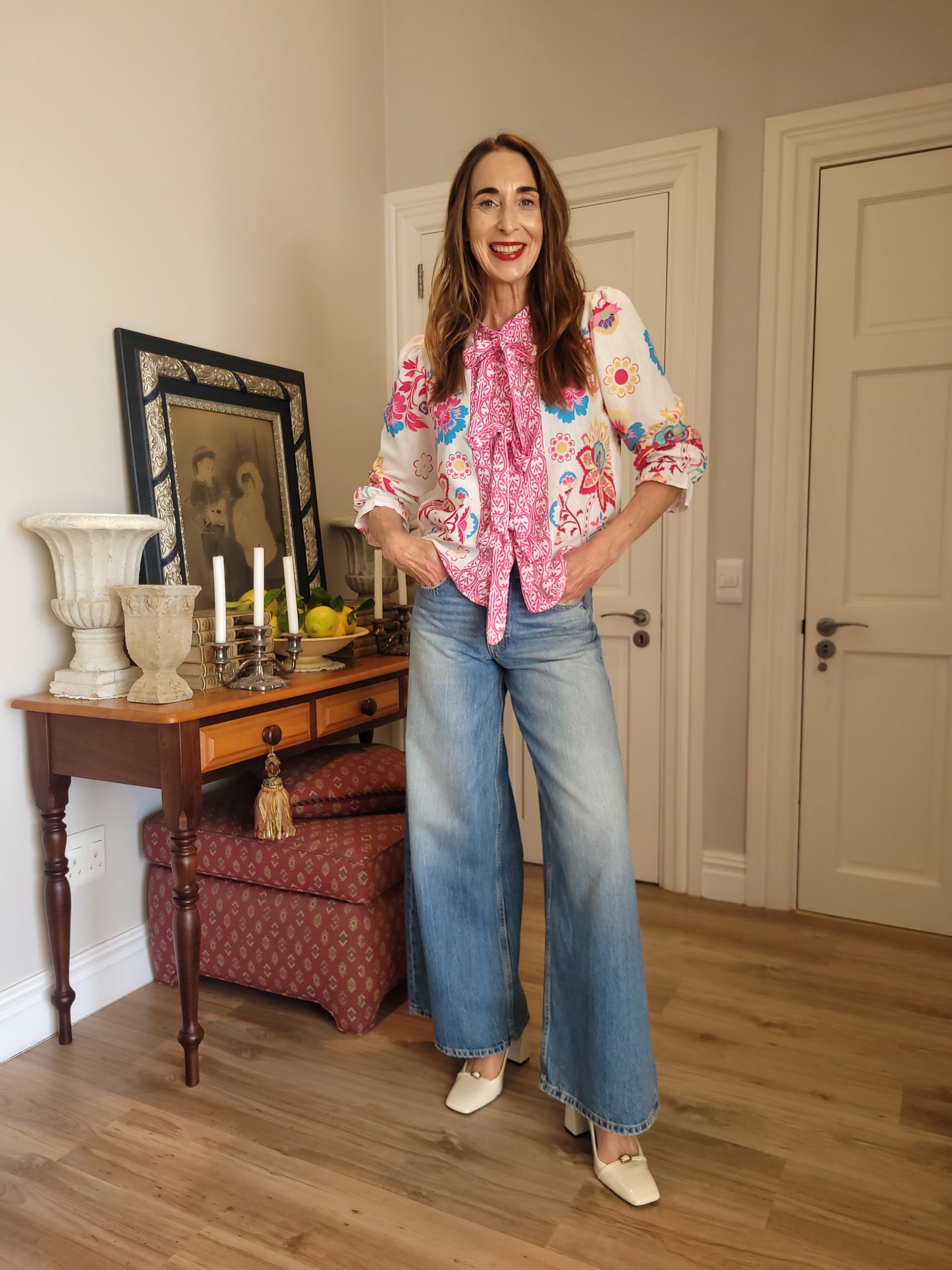 Shirt with bow detail and elasticated cuff sleeve.