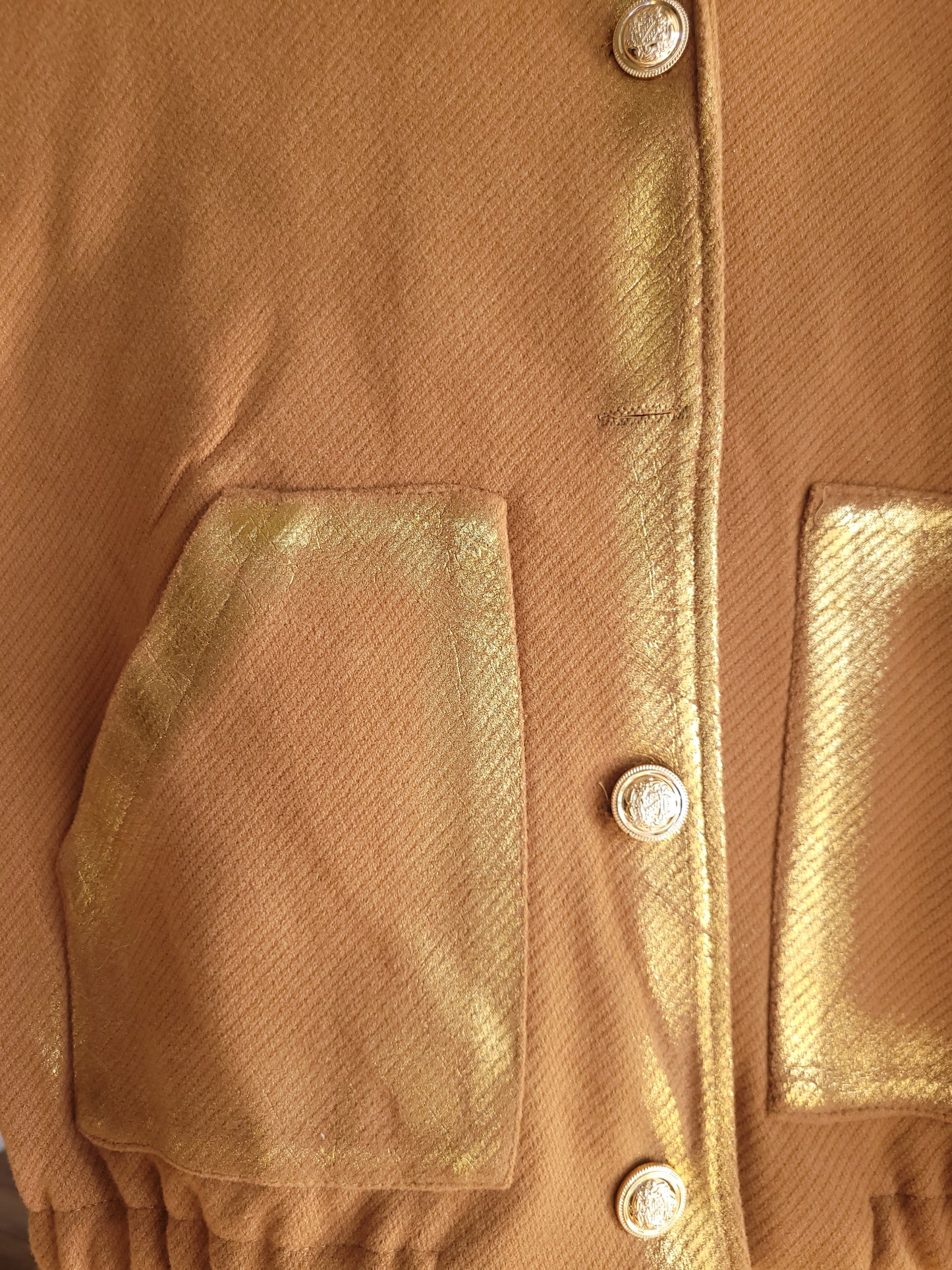 Bomber jacket with elasticated waist, side pockets & elasticated cuffs.