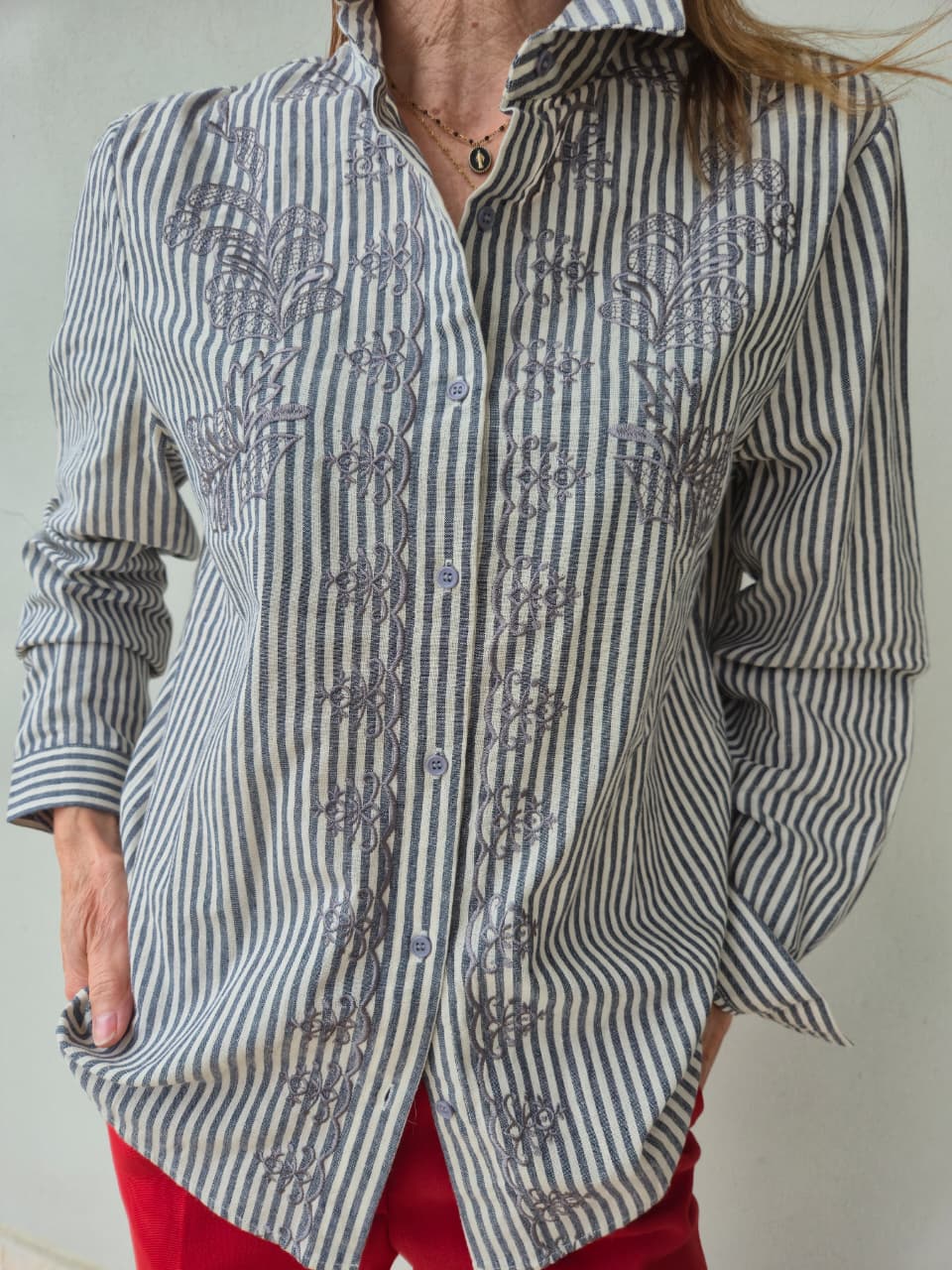 Embroidered cuff shirt in black/stone stripe.