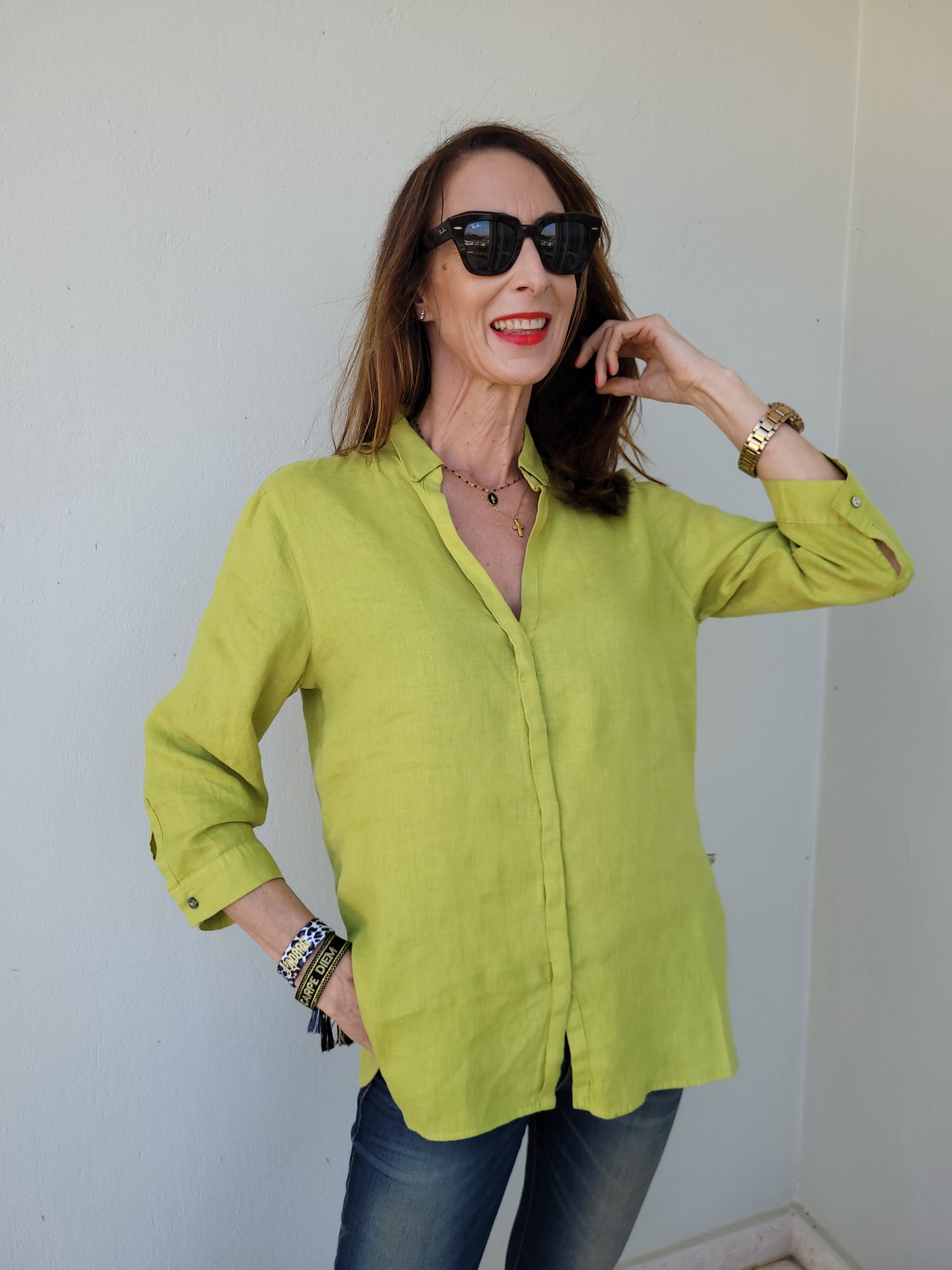 Linen shirt with narrow concealed front