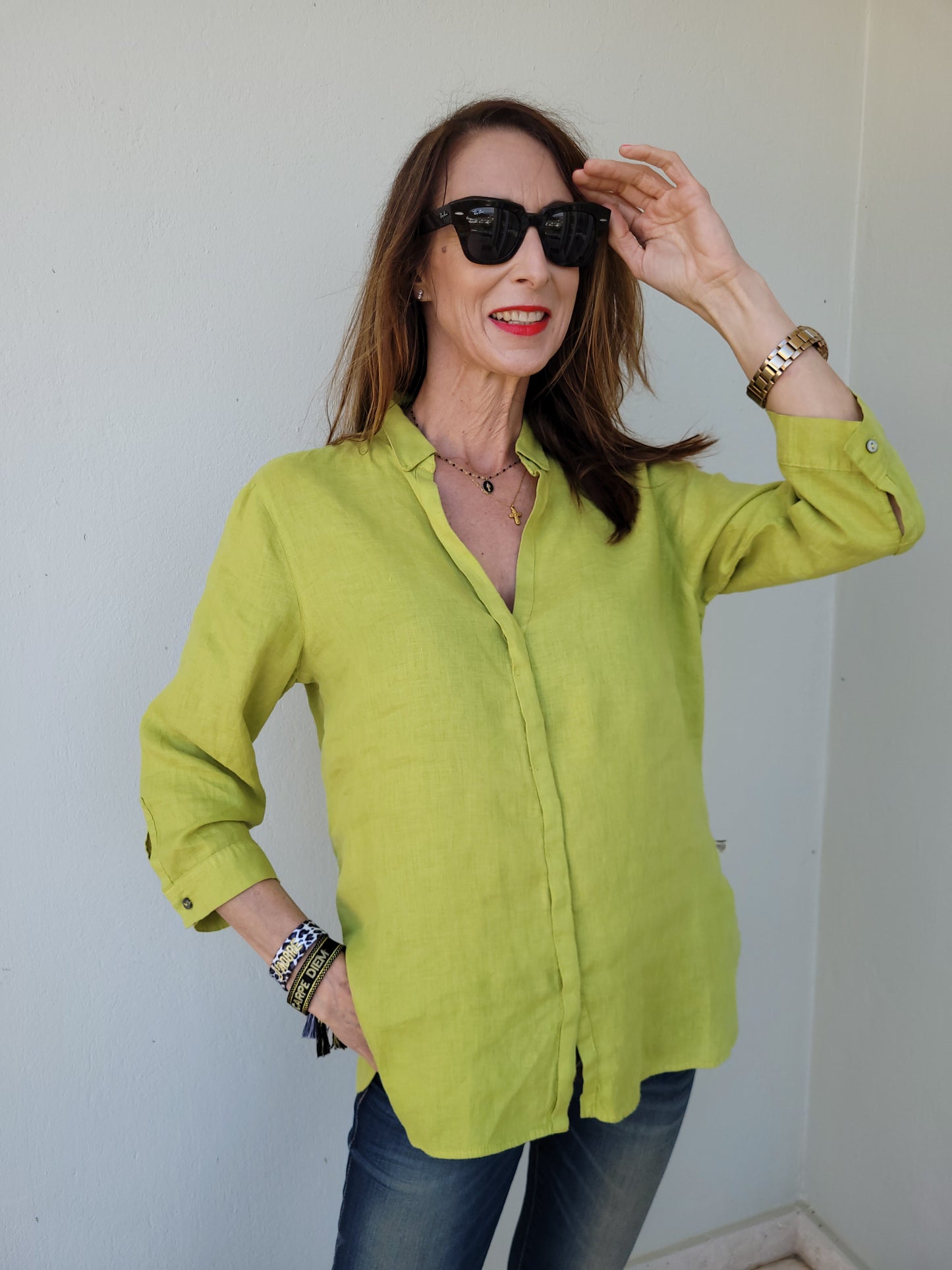Linen shirt with narrow concealed front