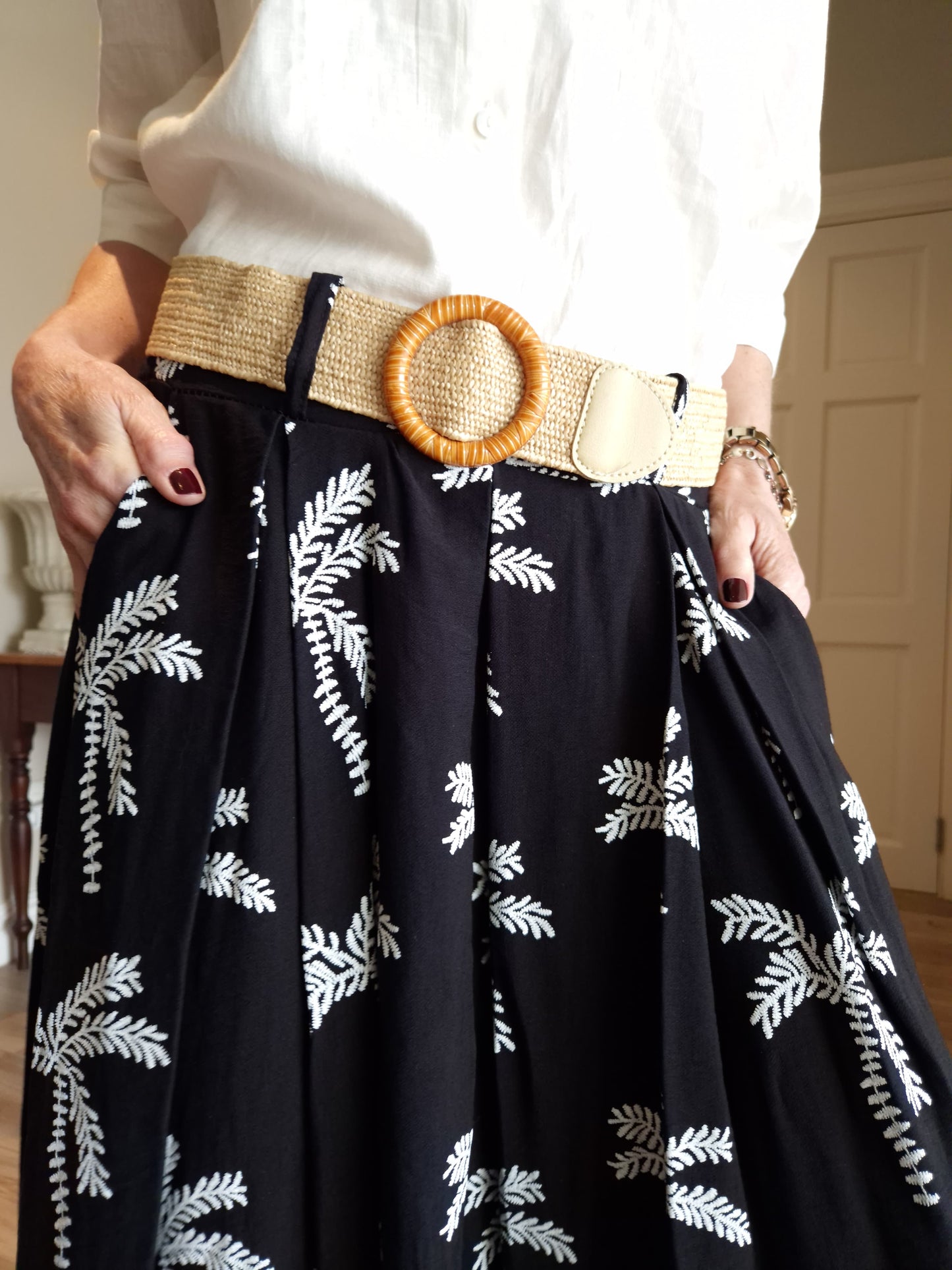 Skirt with elasticated waist at back and side pockets