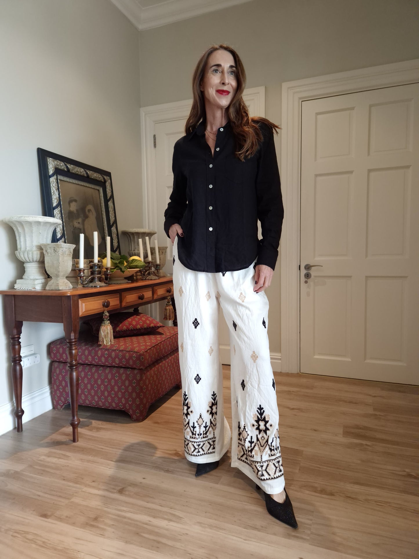 Wide legged pant with elasticated waist and side pockets