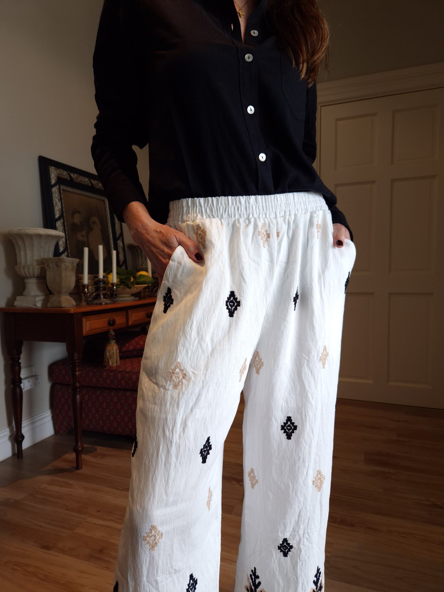 Wide legged pant with elasticated waist and side pockets