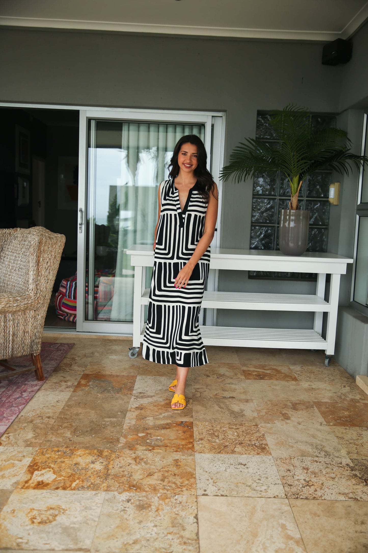 Carina sleeveless dress with mandarin collar, side slits and pockets