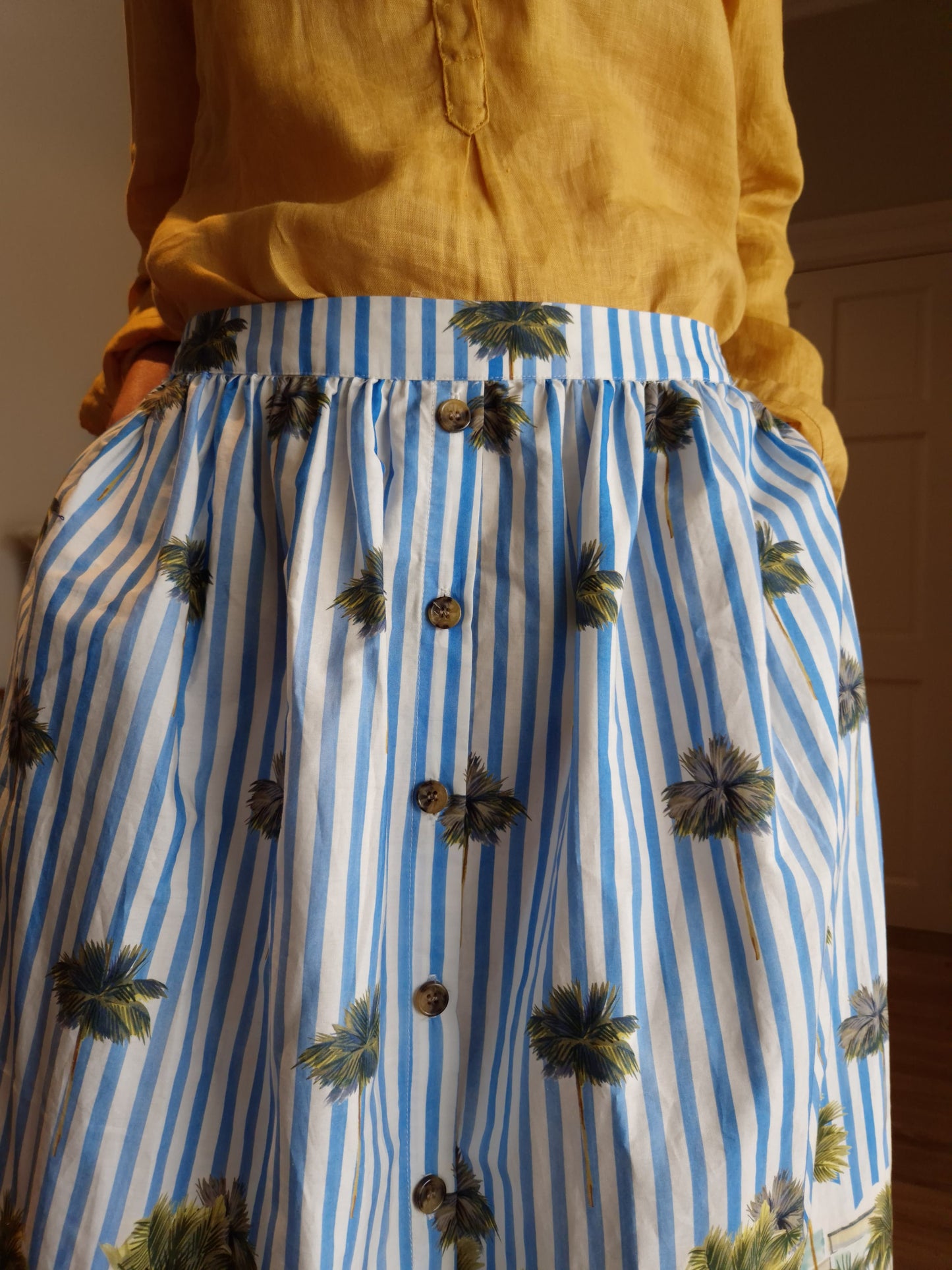 Cotton skirt with elasticated waist and side pockets