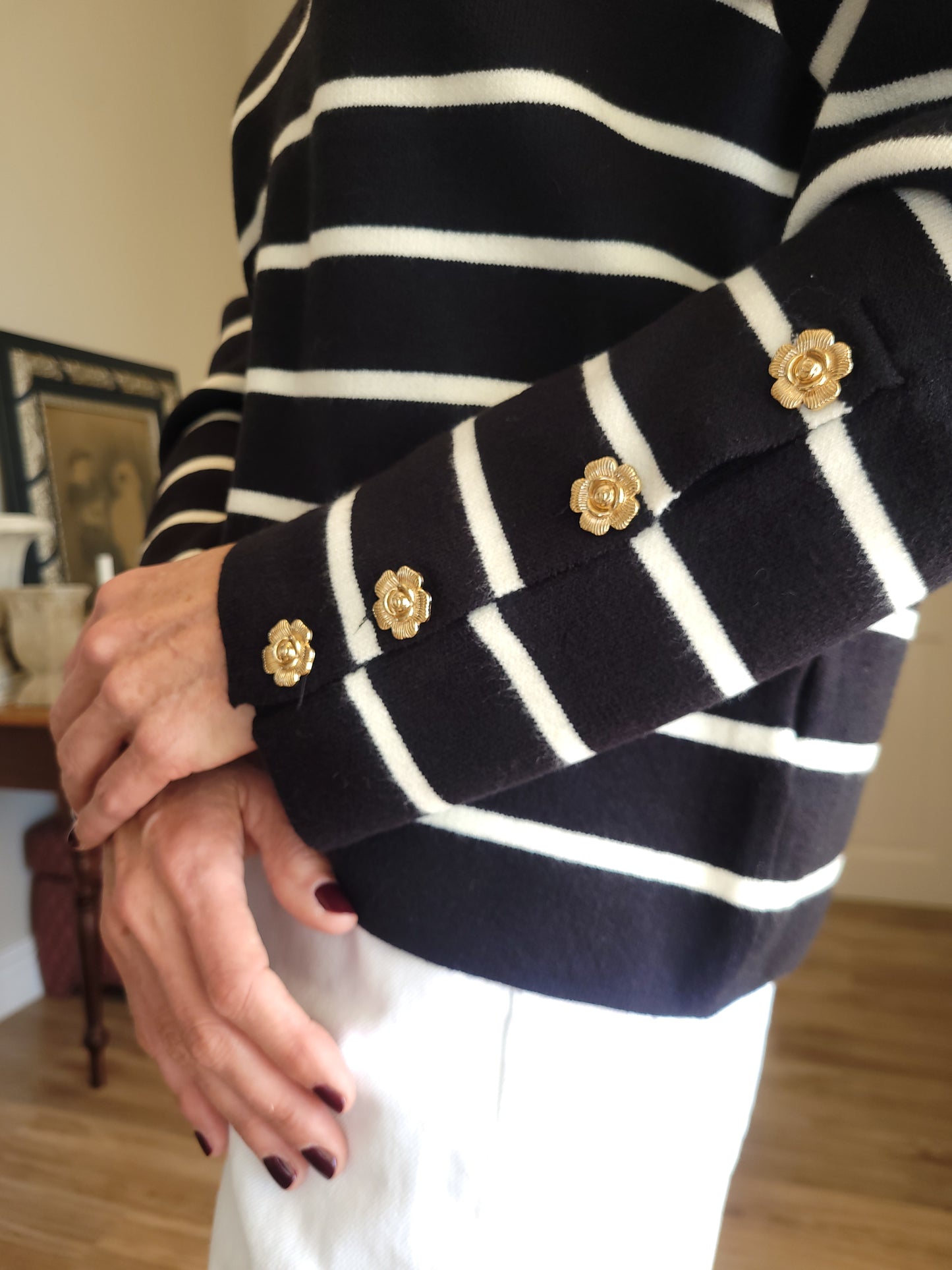 V-neck knit in black/cream stripe.