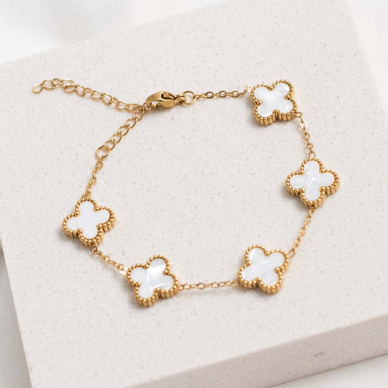 Flower bracelet - White