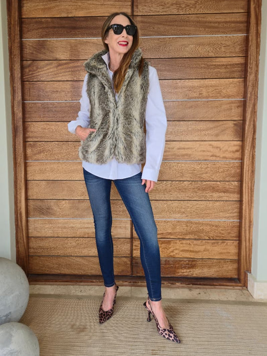 Fully lined faux fur waistcoat with side pockets and metal closures on the front.