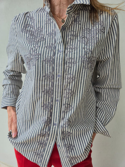 Embroidered cuff shirt in black/stone stripe.