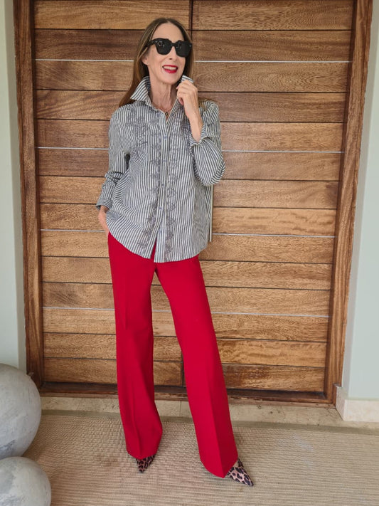 Embroidered cuff shirt in black/stone stripe.