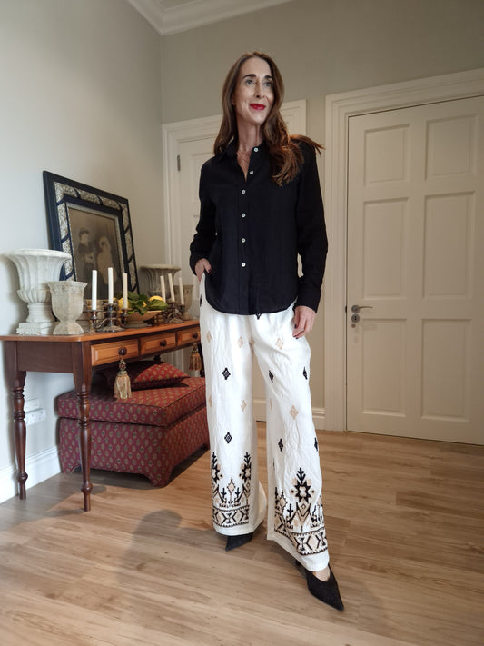 Wide legged pant with elasticated waist and side pockets