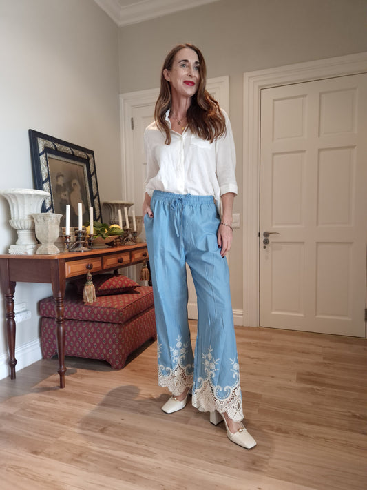 Cotton pant with elasticated waist and side pockets