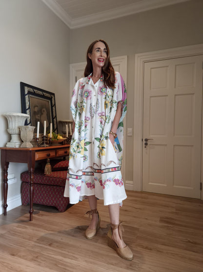 Oversized dress with side pockets.