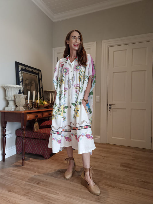 Oversized dress with side pockets.