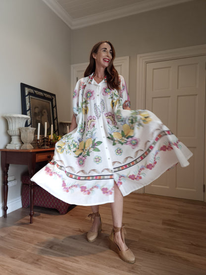 Oversized dress with side pockets.